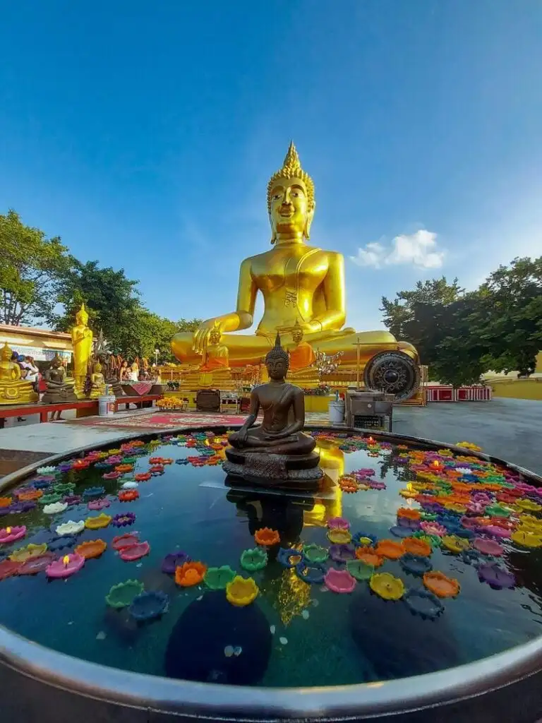 Monje budista de oro en Tailandia