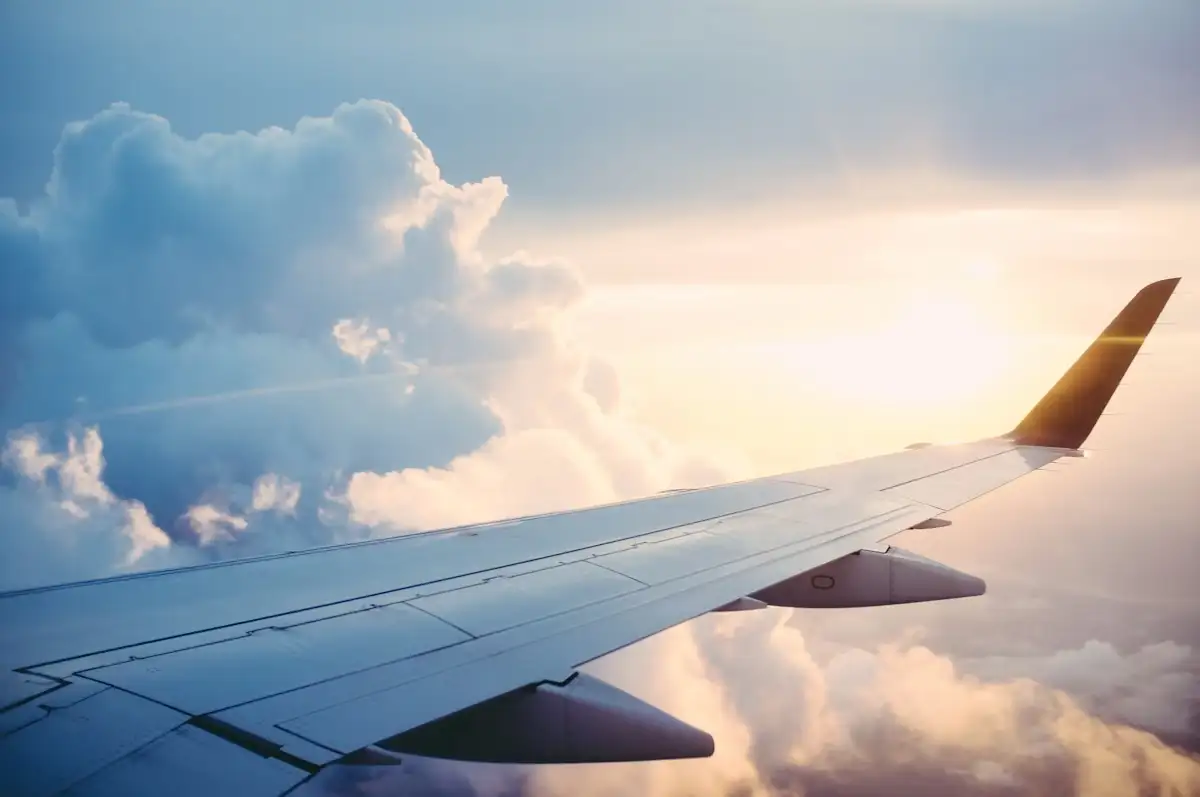 Viajero feliz listo para su primer vuelo