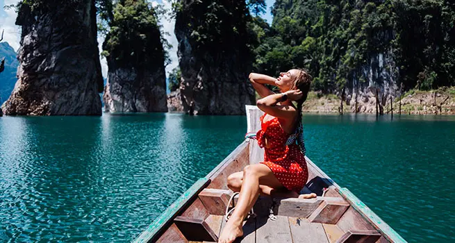 Turista en bote en la playa con naturaleza