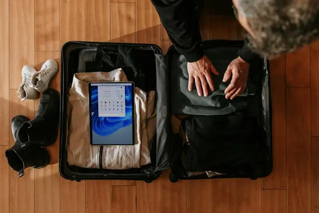 Ropa organizada para viajar solo con equipaje de mano
