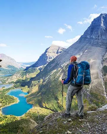 Turista con vistas a un lago