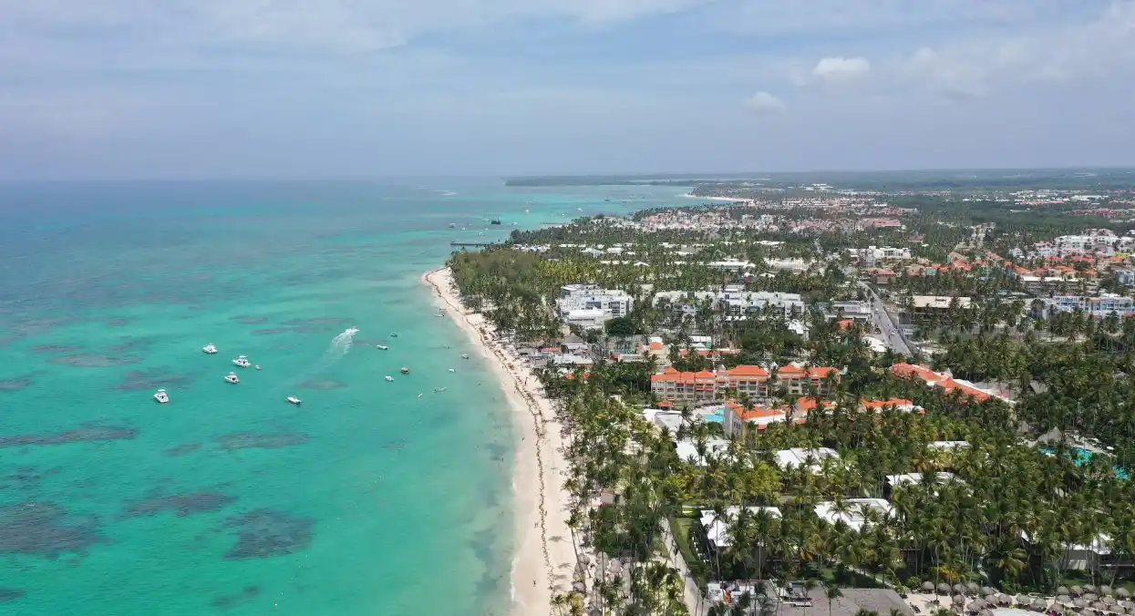Bávaro Beach Punta Cana con palmeras y resorts