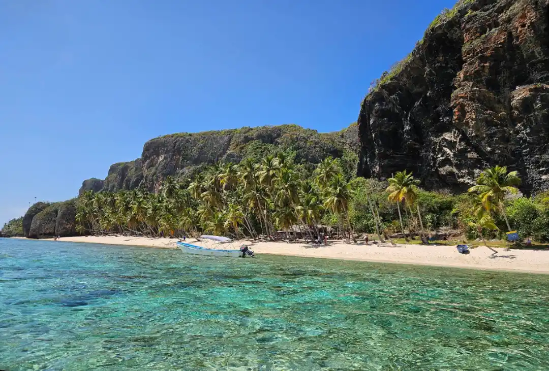 Playa Frontón Samaná con rocas y aguas esmeralda
