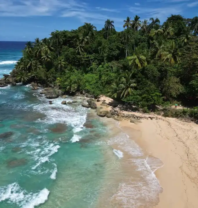 Playa Grande Puerto Plata con acantilados