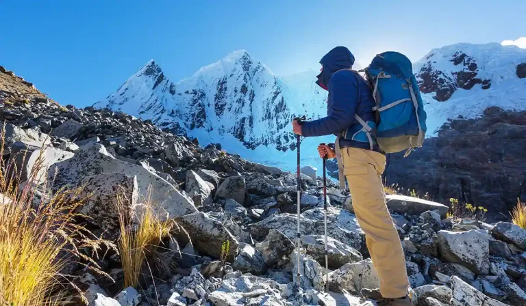 Turista en montaña con nieve